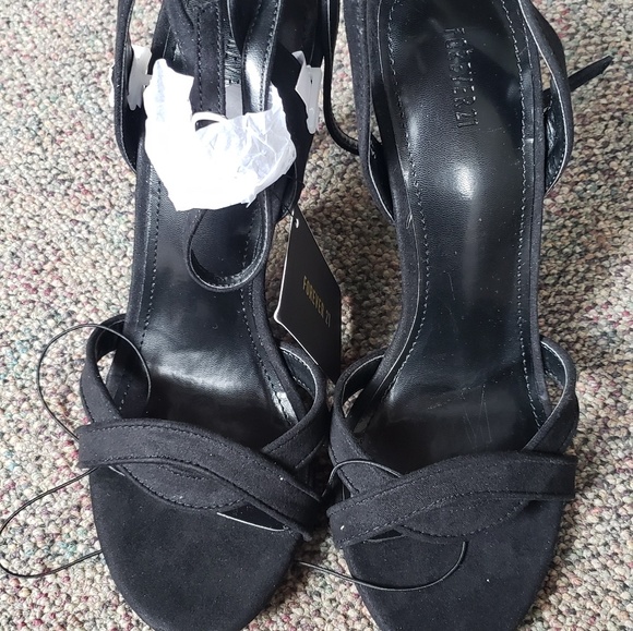 Heels - Picture 4 of 4